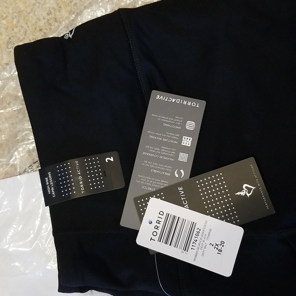 NWT Torrid active capri legging size 2/ 2x / 18-20 black with pockets - Picture 2 of 3